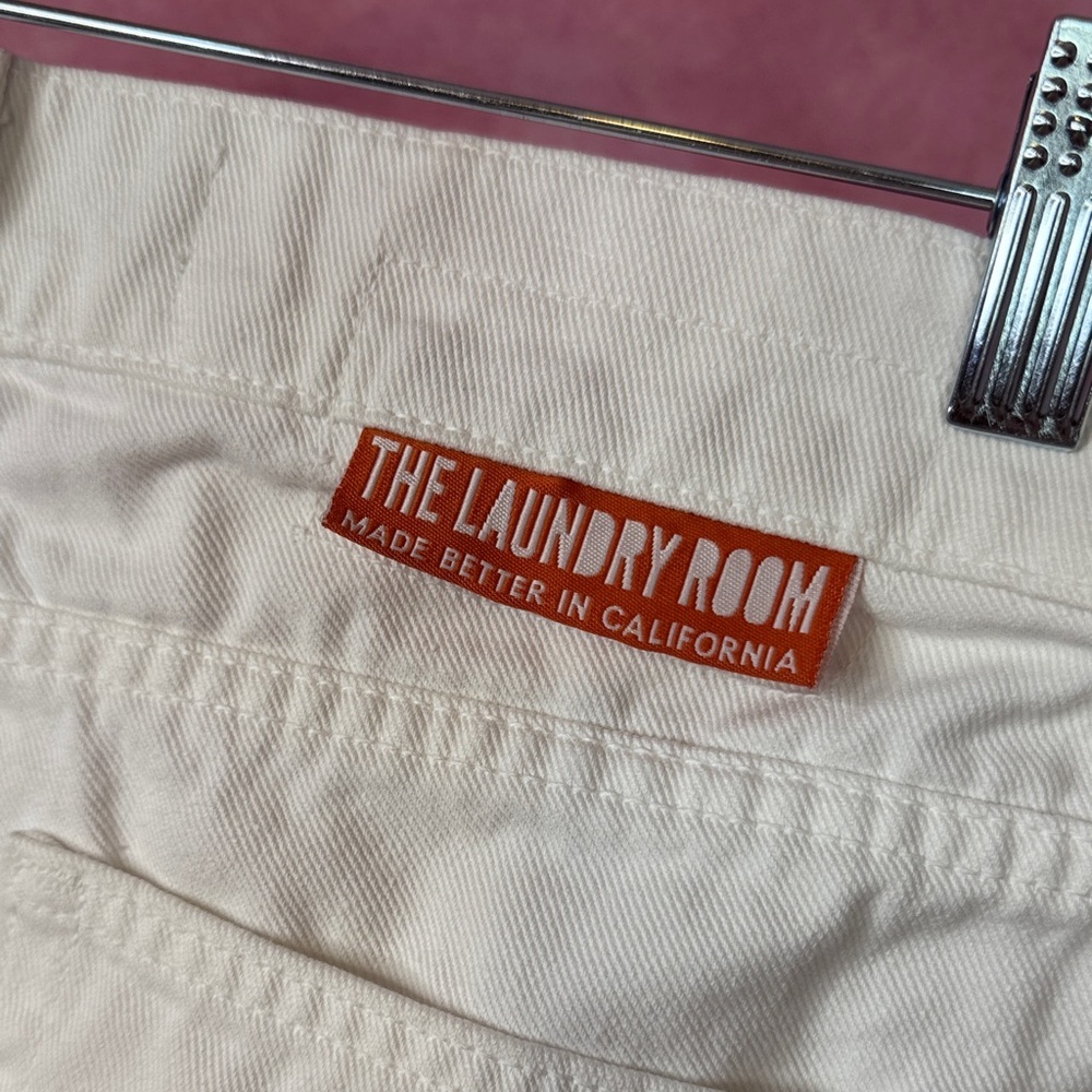 145. The Laundry Room California Distressed White Jeans Size 28 NWOT - Picture 4 of 6